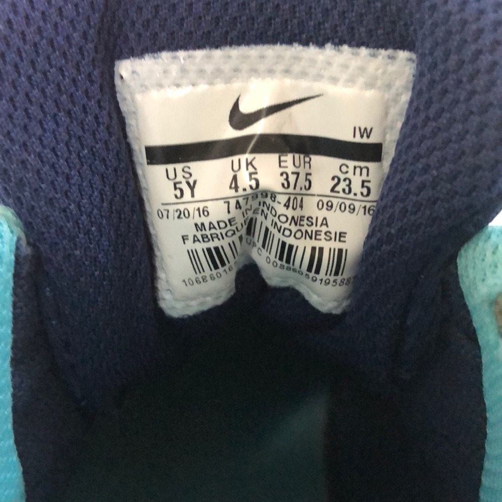 Nike team hustle size 5 basketball sneakers - Picture 2 of 4